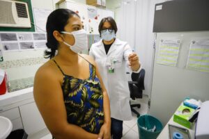 Covid-19: Risco de internação em UTI é 16 vezes maior em não vacinados em Porto Alegre