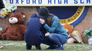 EUA: polícia prende pais de autor de tiroteio em escola de Michigan; RFI