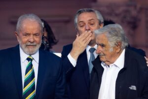 Alberto Fernández se cerca da velha esquerda sul-americana, incluindo Lula e Mujica, para comemorar a metade do seu mandato; El País