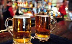 Mais da metade dos maiores de 18 anos consome bebidas alcoólicas. Dado é de pesquisa do Instituto Brasileiro do Fígado