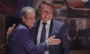 Deputados do PL querem que Jair Bolsonaro adote novo discurso sobre vacina e auxílio; por Naira Trindade/O Globo