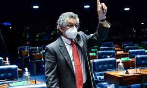 Depois de crise na esquerda na Câmara, até PT vota favorável à PEC dos Precatórios no Senado; O Globo