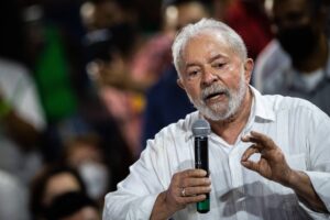 Sem falar em revogação de reforma, Lula defende direitos para trabalhadores de aplicativo; Folha de São Paulo