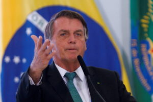 Bolsonaro quer blindar três ministérios dos avanços do centrão; Folha de São Paulo