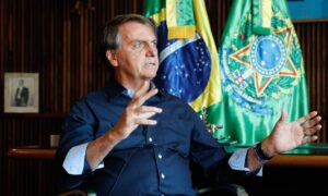 Investigado, Bolsonaro volta a criticar ministros do STF: 'Quem é que esses dois (Barroso e Moraes) pensam que são?'; O Globo