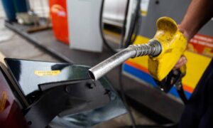 Redução de imposto federal sobre combustível prevista pelo governo tem impacto limitado no preço; O Globo