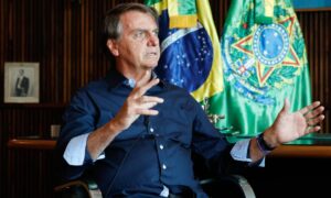 Bolsonaro não garante reajuste para policiais, mas diz que aumento para outros servidores só em 2023; O Globo