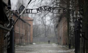 Turista holandesa é presa após fazer saudação nazista no campo de concentração de Auschwitz Mulher disse para a polícia que gesto foi 'piada de mau gosto'; O Globo