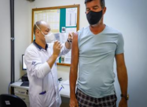 Porto Alegre: Vacinação contra a Covid-19 ocorre em 43 pontos nesta segunda