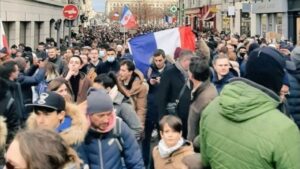 Milhares saem às ruas em protestos na França contra o passaporte vacinal; RFI