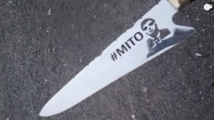 Apoiadores vendem faca com imagem de Bolsonaro na lâmina; Poder 360