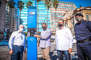 Porto Alegre: Prefeitura instala totens de videomonitoramento que permitem comunicação em tempo real com o Ceic