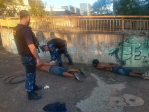 Guarda Municipal de Canoas prende dois homens por furto de fios de energia