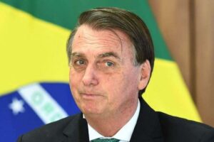 Bolsonaro insinua que LGBTQI+ vão para o inferno: 'Família é sagrada'; Estado de Minas