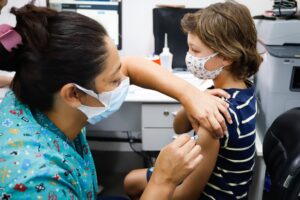 Porto Alegre: Prefeitura mantém vacinação de crianças a partir de 6 anos nesta terça