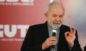 Lula defende fim da paridade da gasolina com dólar: 'Não posso enriquecer acionista e empobrecer dona de casa'