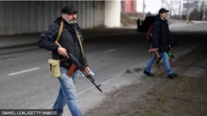 Ucrânia distribui armas a civis e pede que moradores resistam com coquetéis molotov; BBC