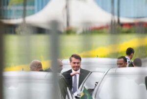 Bolsonaro reclama de teto de gastos: “Obriga a gente a manter linha”; Metrópoles