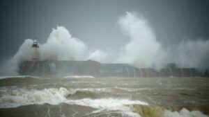 Tempestade Eunice varre o norte da Europa deixando 16 mortos; RFI