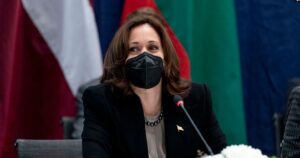 Kamala Harris diz que se a Rússia invadir a Ucrânia as sanções apontarão o sistema financeiro; VOASAT