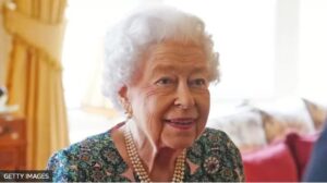 Rainha Elizabeth 2ª, de 95 anos, testa positivo para covid-19; BBC