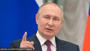 Putin reconhece independência de regiões separatistas na Ucrânia e aumenta temor de conflito; BBC