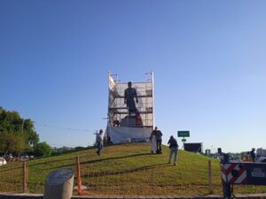 Porto Alegre: Estátua do Laçador tem restauro finalizado e andaimes retirados do entorno