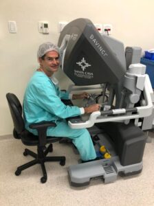 Ex-jogador do Internacional volta ao estado como craque em cirurgia robótica. Urologista Marcos Dall Oglio treina médicos gaúchos para o tratamento menos invasivo do câncer