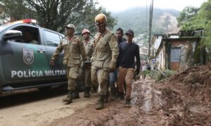 Aumenta para 78 número de mortos por causa da chuva em Petrópolis