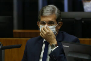Militares entram em campo para manter presidente da Petrobras no cargo; Folha de São Paulo