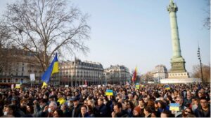 Milhares de pessoas dizem “não” à guerra na Ucrânia nas ruas de Paris; RFI