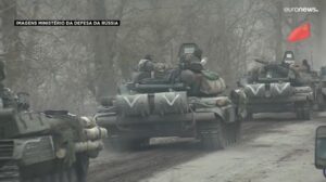 Rússia divulga imagens de tanques a caminho da Ucrânia com bandeira da União Soviética; EuroNews