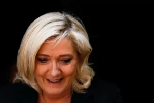 Eleição na França: Le Pen promete guinada com controle de fronteiras e 'Frexit light'; BBC