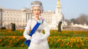 Rainha Elizabeth 2ª ganha Barbie em comemoração a 70 anos de reinado; BBC