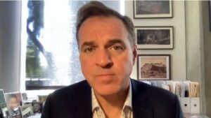 'Maioria prefere democracia com toda a sua bagunça a seguir China num novo tipo de totalitarismo', diz Niall Ferguson; BBC