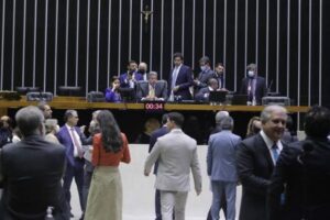 Deputados rejeitam urgência a projeto de combate a fake news