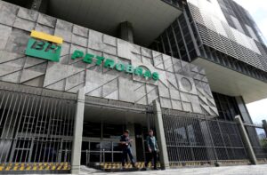 Novo comando da Petrobras pode mudar estatuto para segurar preços, por Adriana Fernandes/O Estado de São Paulo