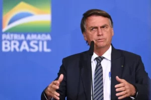 Bolsonaro critica Petrobras e diz que 'é obrigado a mexer as peças do tabuleiro' da estatal; O Globo