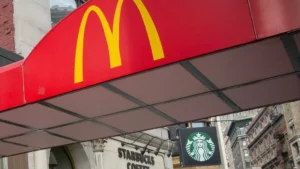 McDonald's anuncia saída definitiva da Rússia e vai vender as lojas para empresário local; RFI