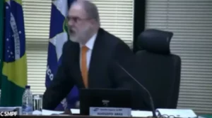 Em sessão do conselho da PGR, Aras bate boca e parte para cima de colega; veja o vídeo, por Aguirre Talento/O Globo