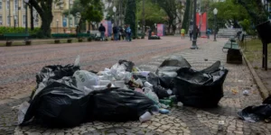 Noite dos Museus: Porto Alegre tem acúmulo de lixo na rua após evento, por Felipe Nabinger/Correio do Povo|