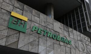 Governo planeja trava para evitar reajustes da Petrobras em ano eleitoral. por Fábio Pupo/Folha de São Paulo