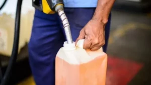 Os países que têm a gasolina mais cara e a mais barata - e onde o Brasil fica no ranking; BBC