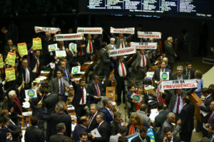 Oposição pena e consegue barrar apenas parte da agenda liberal de Bolsonaro, por Idiana Tomazelli/Folha de São Paulo