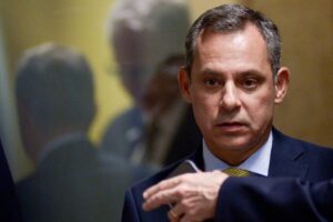 Sob pressão, presidente da Petrobras diz que não renuncia e Bolsonaro terá que esperar, por Mônica Bergamo/Folha de São Paulo