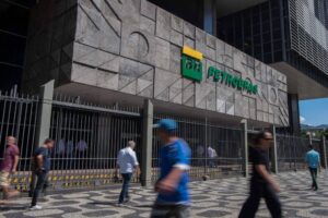 Bolsonaro insiste em CPI da Petrobras, e Congresso começa a colher assinaturas; Folha de São Paulo