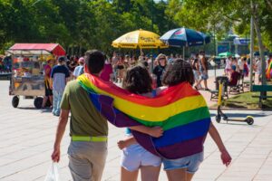 Porto Alegre: Dia do Orgulho é comemorado com serviços para a comunidade LGBTQIA+ no Largo Glênio Peres