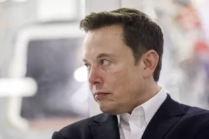 Elon Musk desiste de comprar o Twitter, por Hannah Murphy e Ortenca Aliaj/Folha de São Paulo