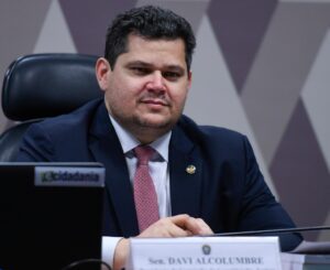 Centrão quer acelerar aprovação de PEC que permite a parlamentar ocupar embaixada sem deixar mandato, por Felipe Frazão/O Estado de Sâo Paulo