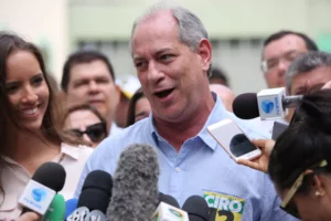 Ciro se compromete a não disputar reeleição e a apresentar reformas nos primeiros seis meses de governo, por Camila Zarur/O Globo